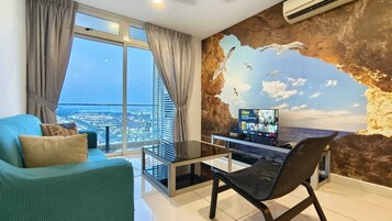 Apartemen Comfort, 2 kamar tidur, balkon, pemandangan kota | Area keluarga | TV layar datar