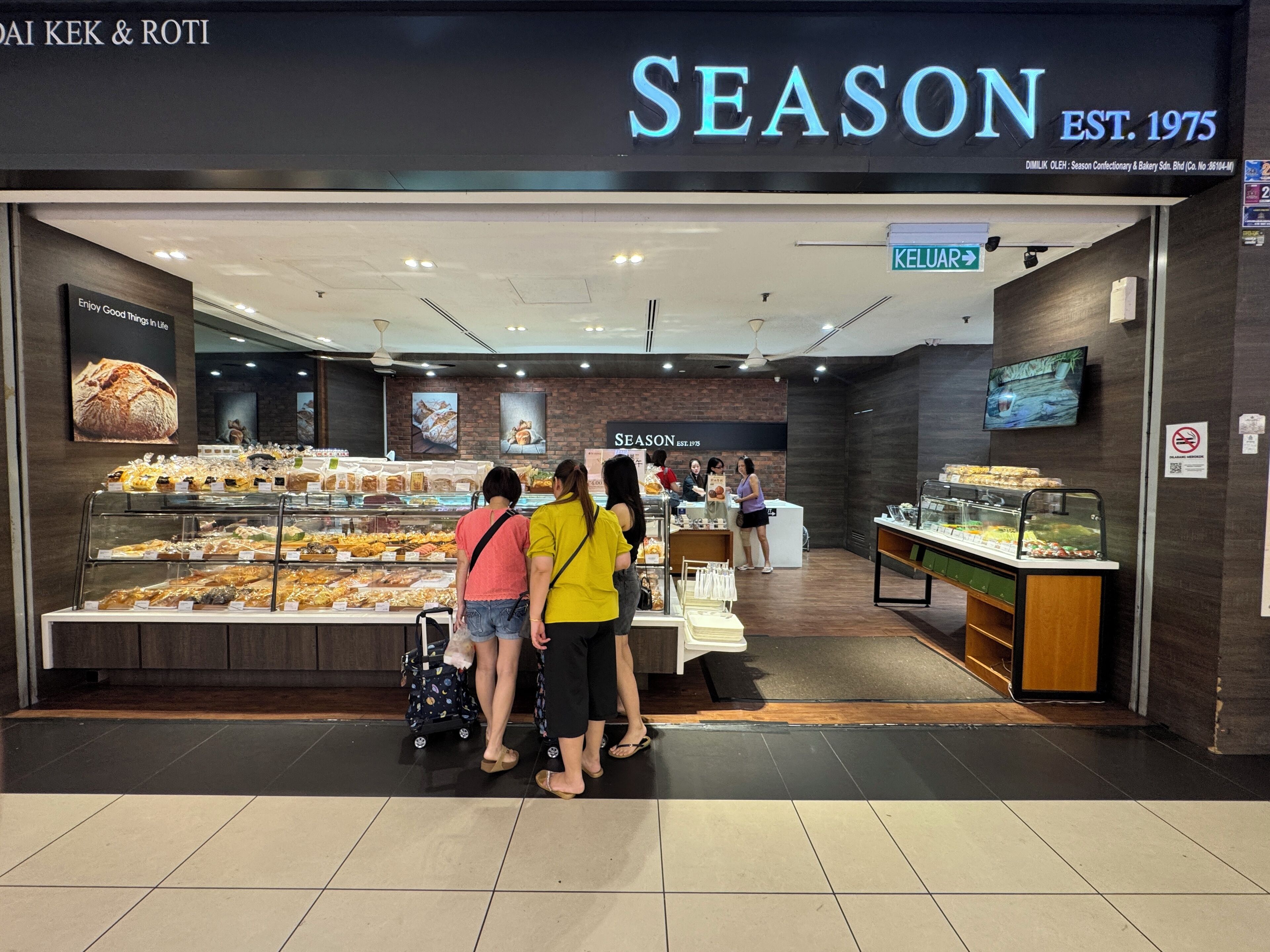 A bakery named SEASON with a sign indicating it was established in 1975.
