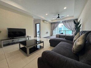 Signature-Apartment, 2 Schlafzimmer, Stadtblick, Eckzimmer | Wohnbereich | Flachbildfernseher