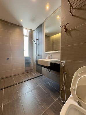 Luxury-Suite, 2 Schlafzimmer, Balkon, Meerblick | Badezimmer | Haartrockner, Handtücher, Shampoo, Toilettenpapier