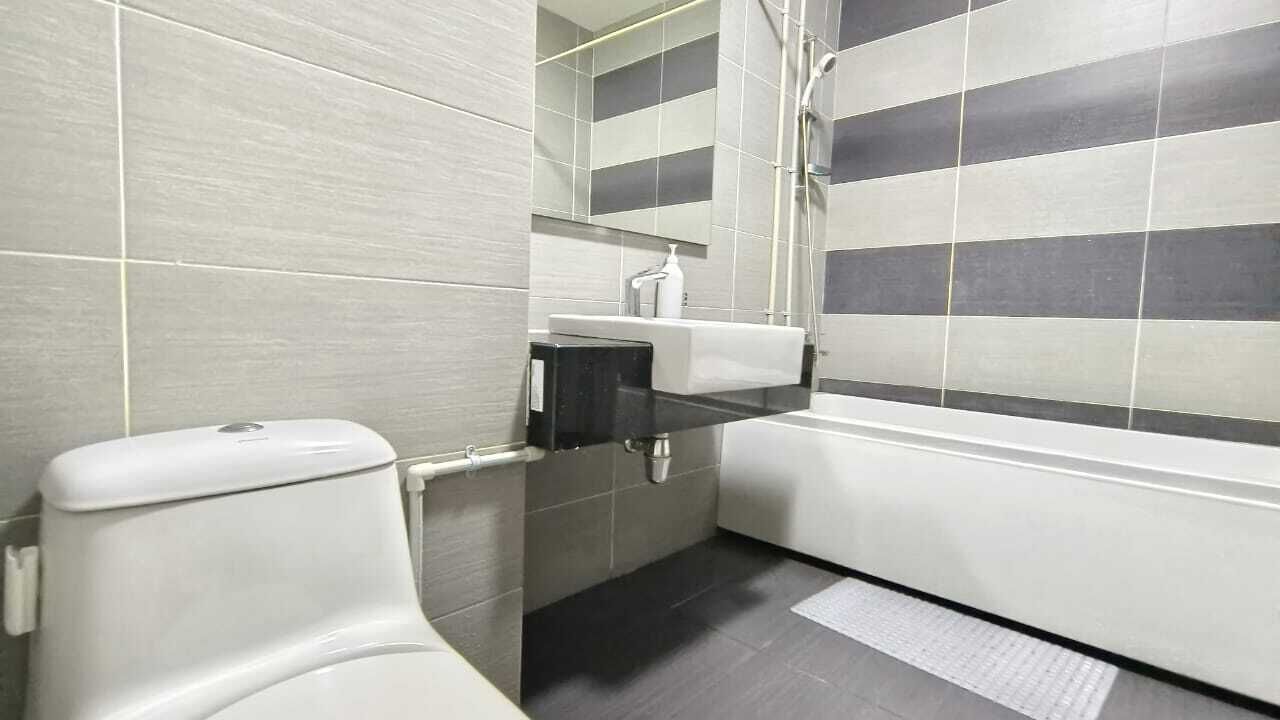 Un baño moderno con inodoro, lavabo y bañera.
