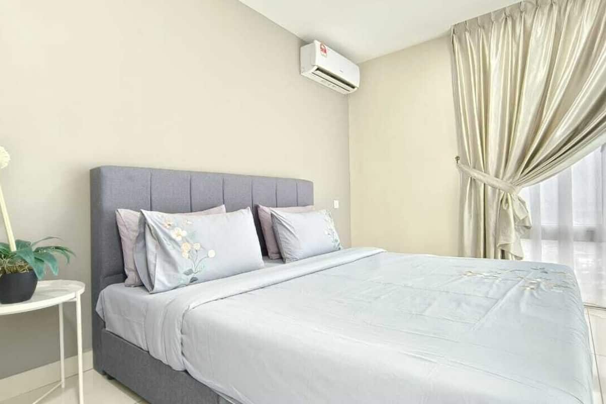 Signature Apartment, 2 Bedrooms, City View, Corner | Iron/ironing board, free WiFi, bed sheets