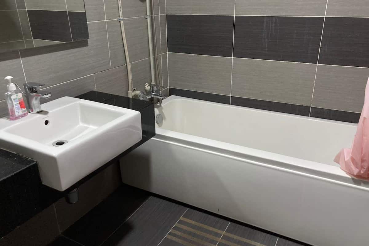 Estudio económico, 2 camas de matrimonio, no fumadores, bañera | Baño | Secador de pelo, toallas, champú y papel higiénico