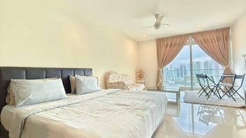 Standard Studio, 1 Katil Raja (King), Balcony, City View | Ruang tamu | TV skrin rata