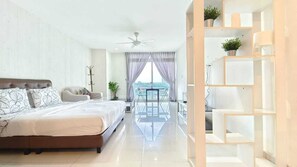 标准开间, 1 张特大床, 阳台, 城市景观 | 熨斗/熨衣板、免费 WiFi、床单