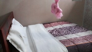 Deluxe Double Room | Soundproofing, free WiFi, bed sheets - GAF Apartments (Nebbi)