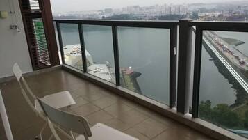 City Apartment, 2 Bedrooms, Sea View | Teres/patio
