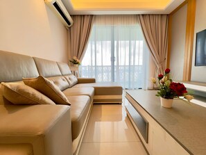 Tabla de planchar con plancha, internet por cable gratis y ropa de cama 