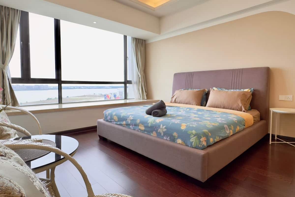 Family Apartment, 4 Bedrooms, Non Smoking, Sea Facing | Iron/ironing board, free wired internet, bed sheets