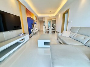 Apartamento City, 3 habitaciones, vistas al mar, mirando al mar | Tabla de planchar con plancha, Internet por cable gratuito, ropa de cama