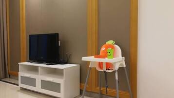 Căn hộ trung tâm thành phố, 2 phòng ngủ, quang cảnh biển | Khu phòng khách | TV màn hình phẳng