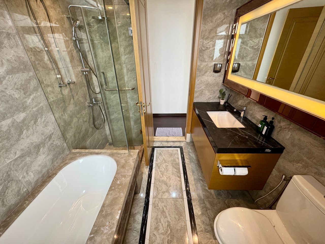 Căn hộ dành cho gia đình, 4 phòng ngủ, không hút thuốc, đối diện biển | Phòng tắm | Buồng tắm vòi sen, máy sấy tóc, khăn tắm, xà phòng 