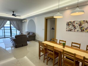Apartamento familiar, 4 habitaciones, no fumadores, mirando al mar | Zona de estar | Una televisión de pantalla plana