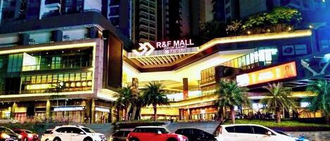 Fachada de la propiedad por la tarde o noche