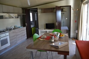 Bungalow, 3 Bedrooms | Private kitchen