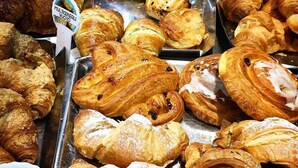 Variedad de productos de pastelería exhibidos en una panadería.
