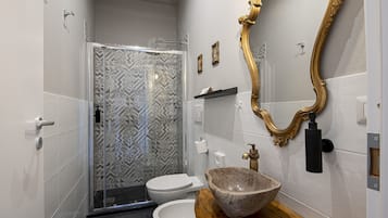Deluxe-Doppelzimmer | Badezimmer | Dusche, Regendusche, Haartrockner, Bidet