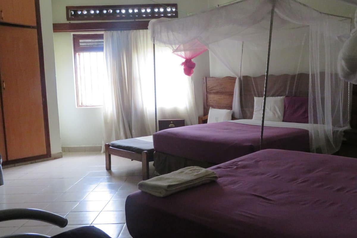 Family Room | Soundproofing, free WiFi, bed sheets