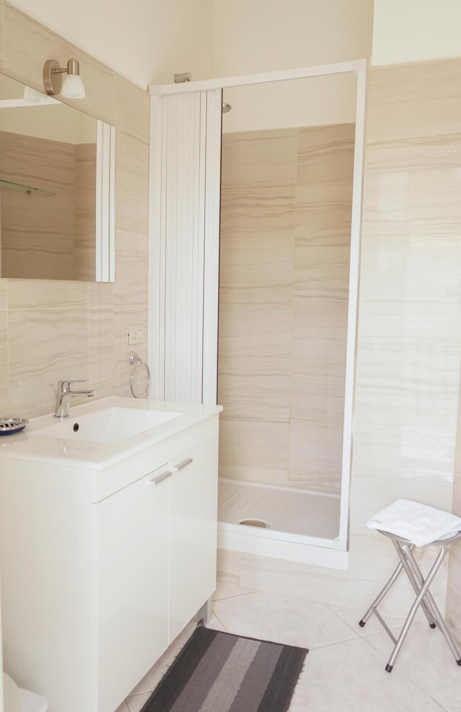 Shower, hydromassage showerhead, free toiletries, hair dryer