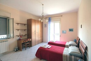 Habitación con 1 cama matrimonial o 2 individuales | Ropa de cama hipoalergénica, edredón y escritorio 