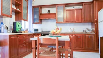 Refrigerador con freezer, microondas, horno, placa de cocina