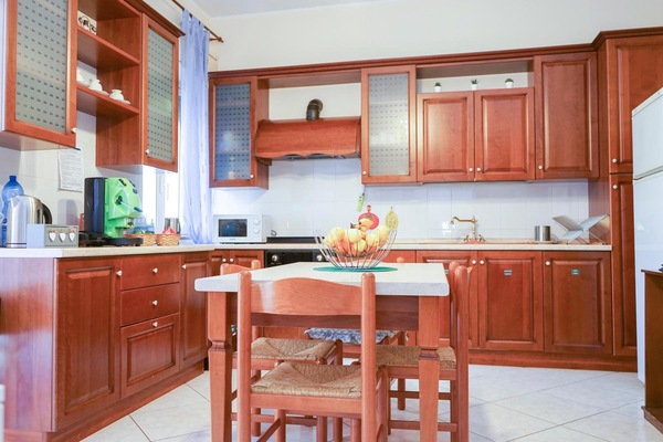 Full-size fridge, microwave, oven, stovetop