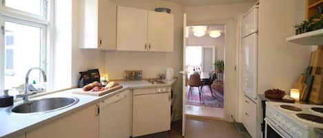 Fridge, oven, stovetop, dishwasher