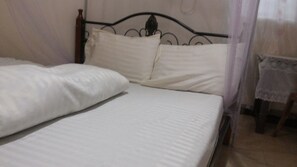 Quartos à prova de som, Wi-Fi de cortesia, roupa de cama