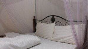 Soundproofing, free WiFi, bed sheets - Hotel Delambiance (Arua)