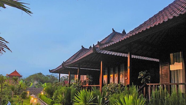 A traditional building with a tiled roof and a pathway leading to it, surrounded by lush greenery. - Dream Beach Berlian (Lembongan Island)