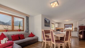Smart TV, fireplace, ping pong, books - Spacious apartment for up to 9 people with garden (Umhausen)