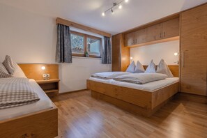 4 Schlafzimmer, Zimmersafe, Bügeleisen/Bügelbrett, Reisekinderbett
