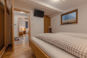 4 Schlafzimmer, Zimmersafe, Bügeleisen/Bügelbrett, Reisekinderbett