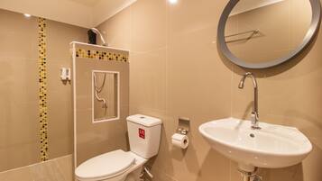 Habitación individual superior | Baño | Ducha y bañera combinadas, secador de pelo, toallas y jabón