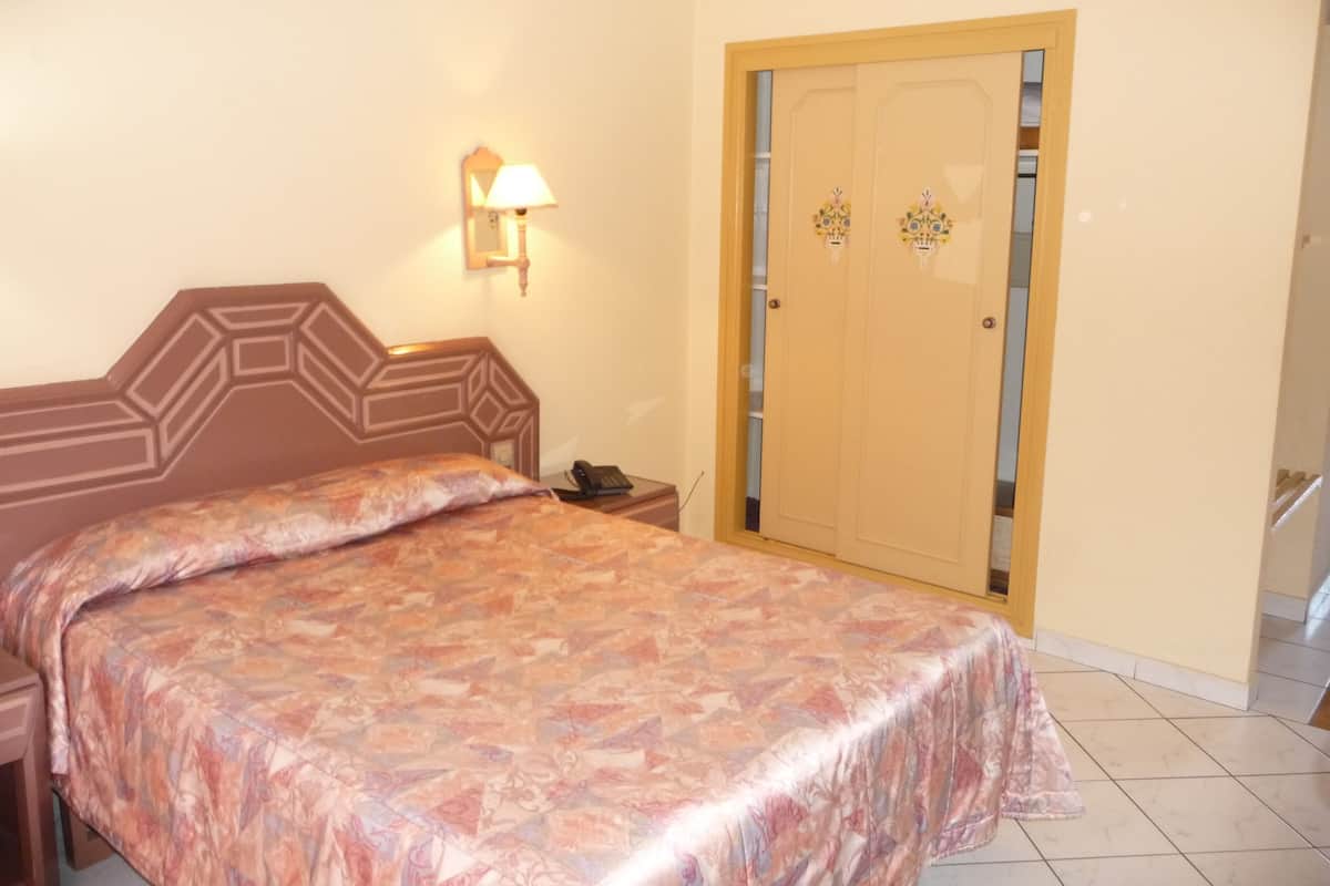 Single Room | Cribs/infant beds, free WiFi, bed sheets