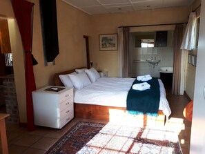 Quadruple Room (The Cottage) | Soundproofing, free WiFi, bed sheets