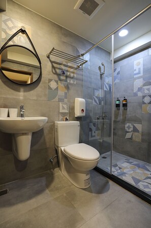 Comfort-værelse | Badeværelse | Bruser, gratis toiletartikler, hårtørrer, hjemmesko