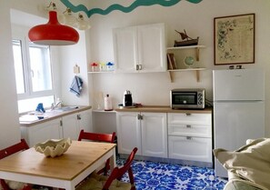 Refrigerador, horno, tetera eléctrica y tostadora
