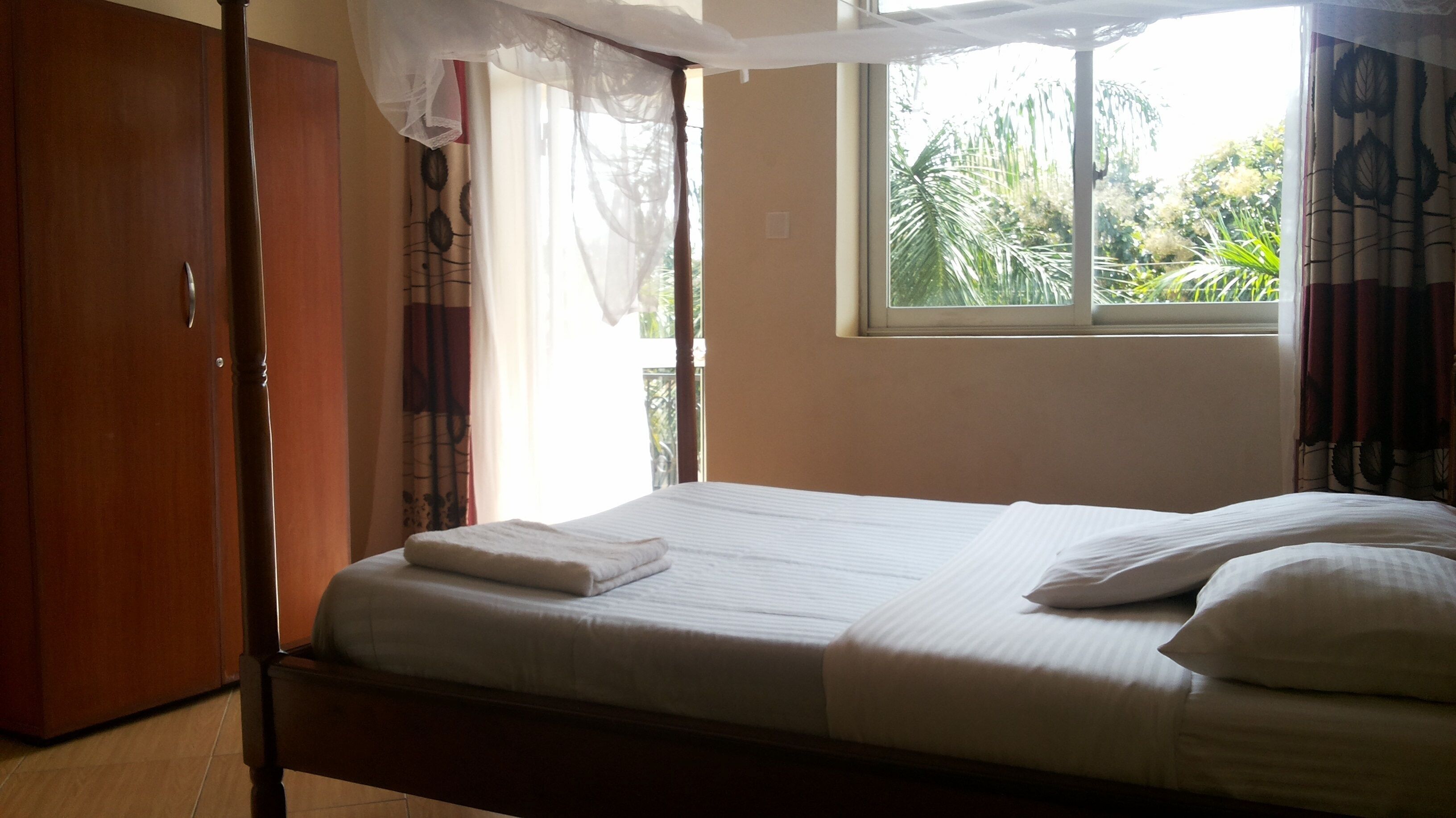 Desk, soundproofing, free WiFi, bed sheets