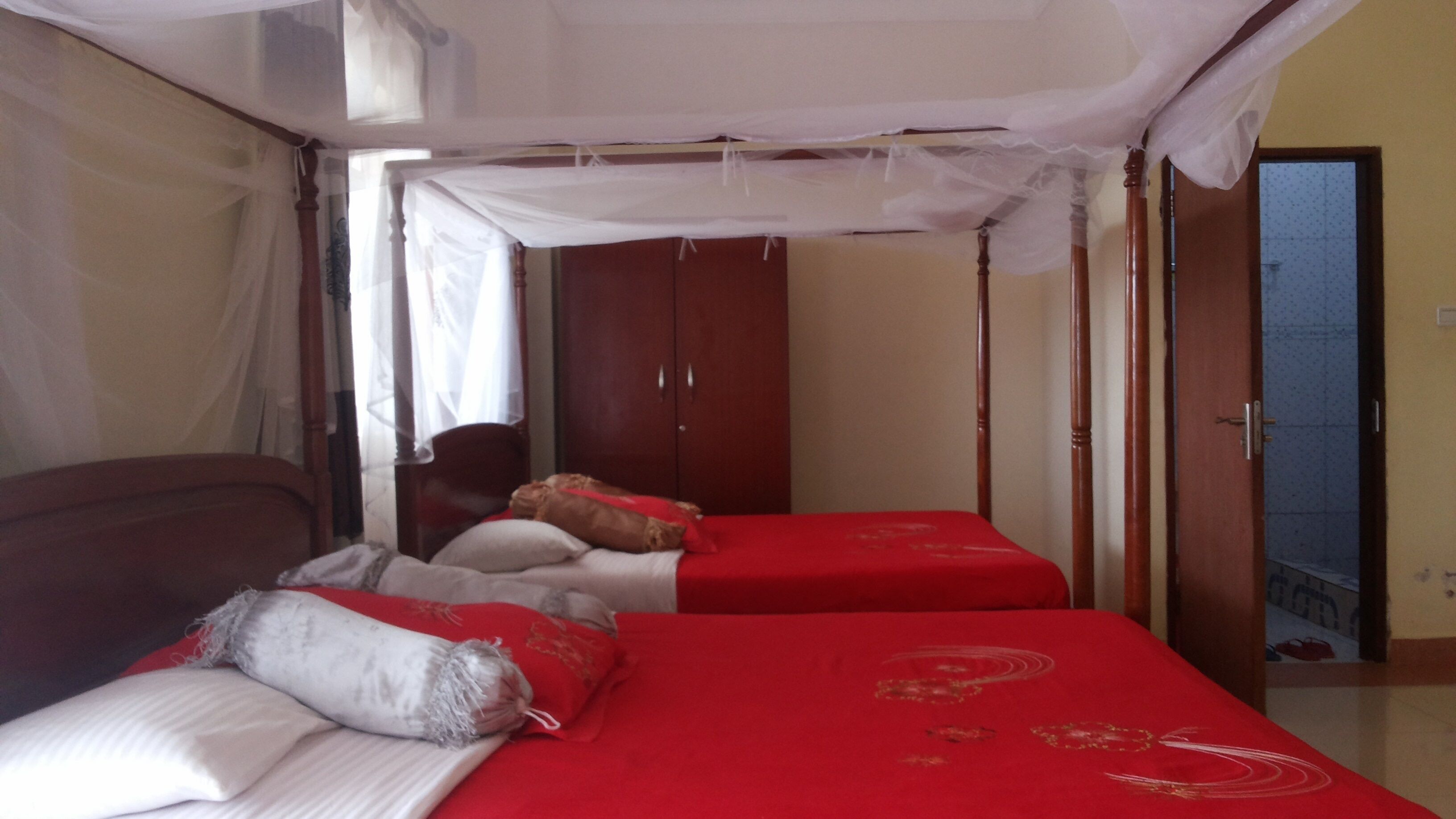 Desk, soundproofing, free WiFi, bed sheets