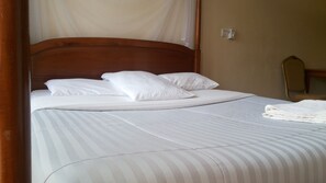 Desk, soundproofing, free WiFi, bed sheets - Rosevilla Hotel (Arua)