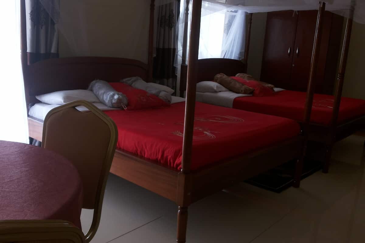 Desk, soundproofing, WiFi (free), bed sheets