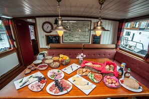 Free daily continental breakfast  - Amsterdam Hotelboat - Hostel (Amsterdam)