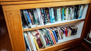Library - Amsterdam Hotelboat - Hostel (Amsterdam)
