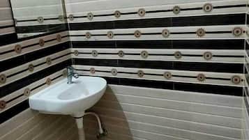 Deluxe Room | Bathroom | Shower, free toiletries, towels
