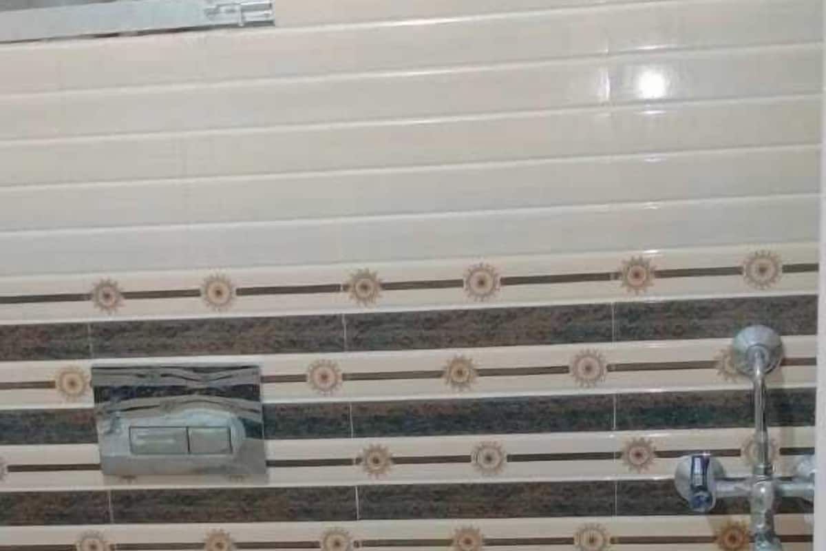 Un baño con inodoro, ducha y lavamanos.