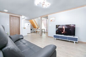 Apartment (Rosemary) | Wohnzimmer | Flachbildfernseher