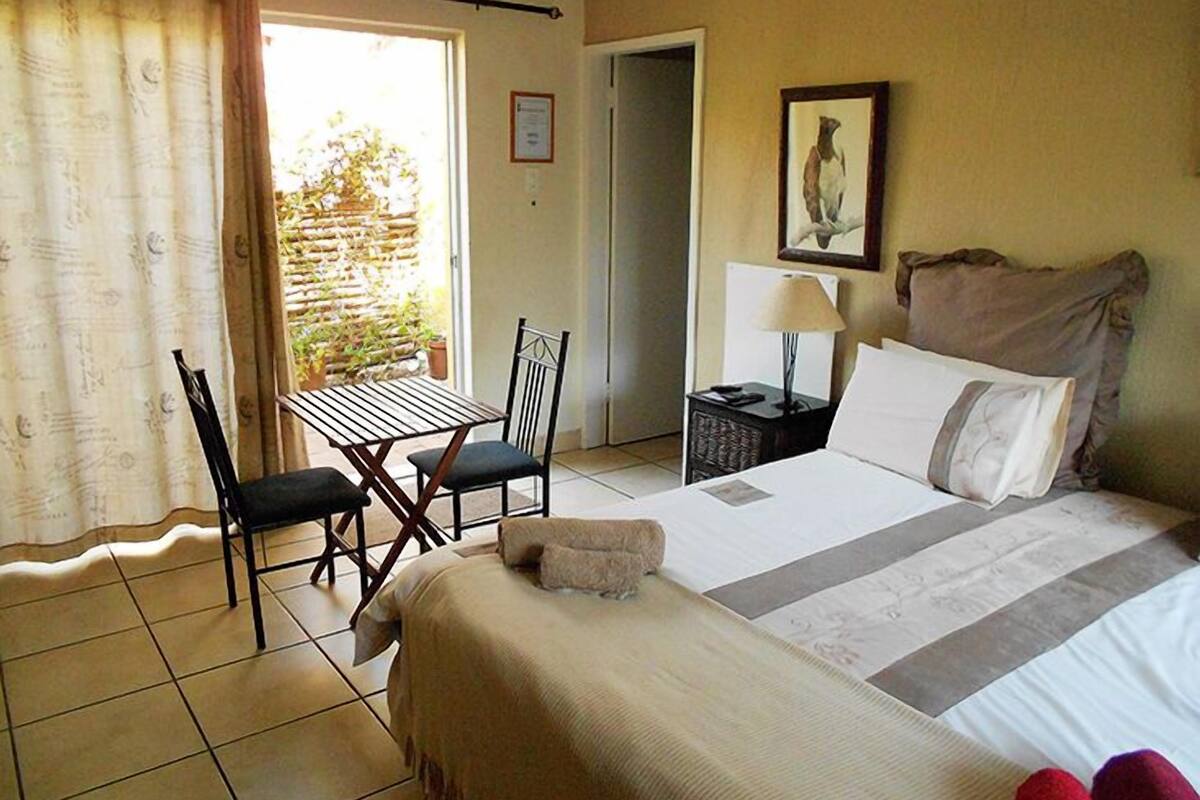 Habitación, 1 cama King size | Escritorio, wifi gratis y ropa de cama 