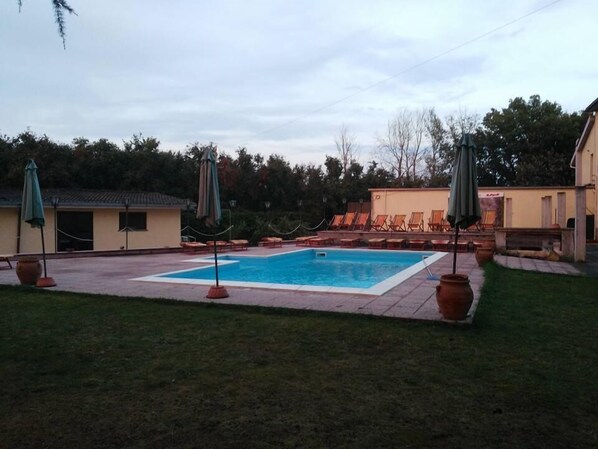 Piscine extérieure en saison