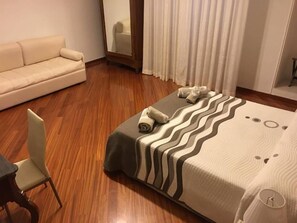 Chambre quadruple | Minibar, bureau, lit de bébé (supplément), accès au Wi-Fi (inclus)